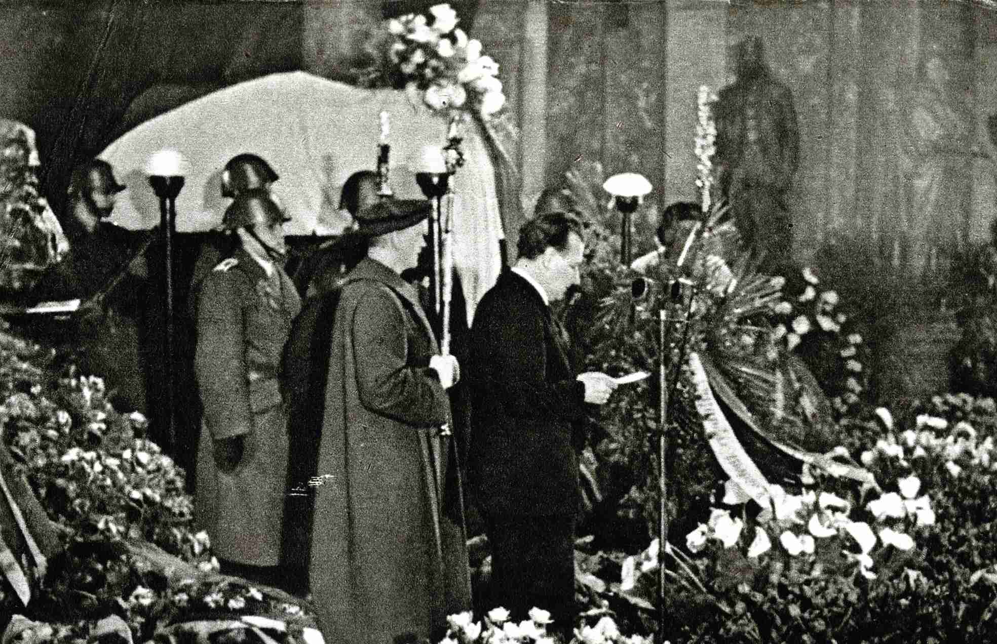 Prezident Klement Gottwald se loučí se zesnulým Janem Masarykem (13. 3. 1948).