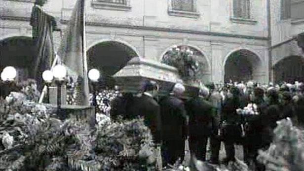 17 Z pohřbu J. Palacha - rakev je vynášena z budovy Karolina
