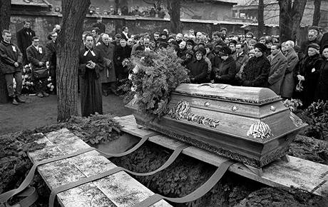 19 Pohřeb J. Palacha 25.1.1969 na Olšanských hřbitovech v Praze