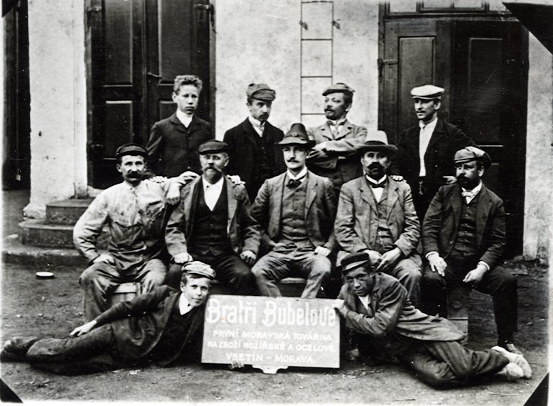 Zaměstnanci 1.moravské továrny na nožířské zboží bratří Bubelů ve Vsetíně (1907)