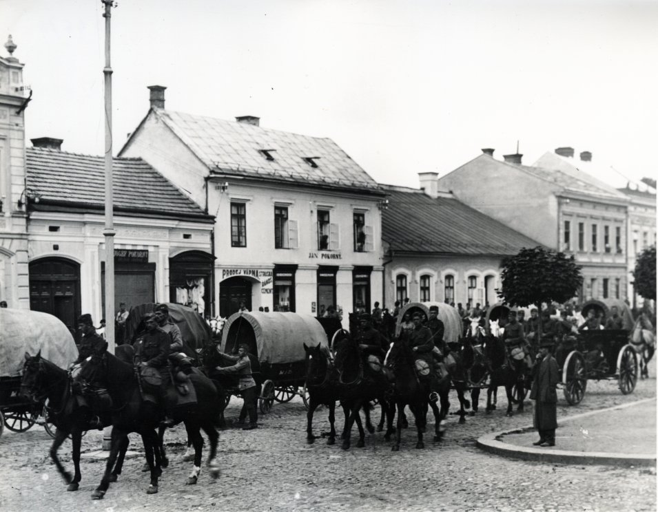 Vojenské manévry ve Vsetíně – Dolní náměstí (1900)