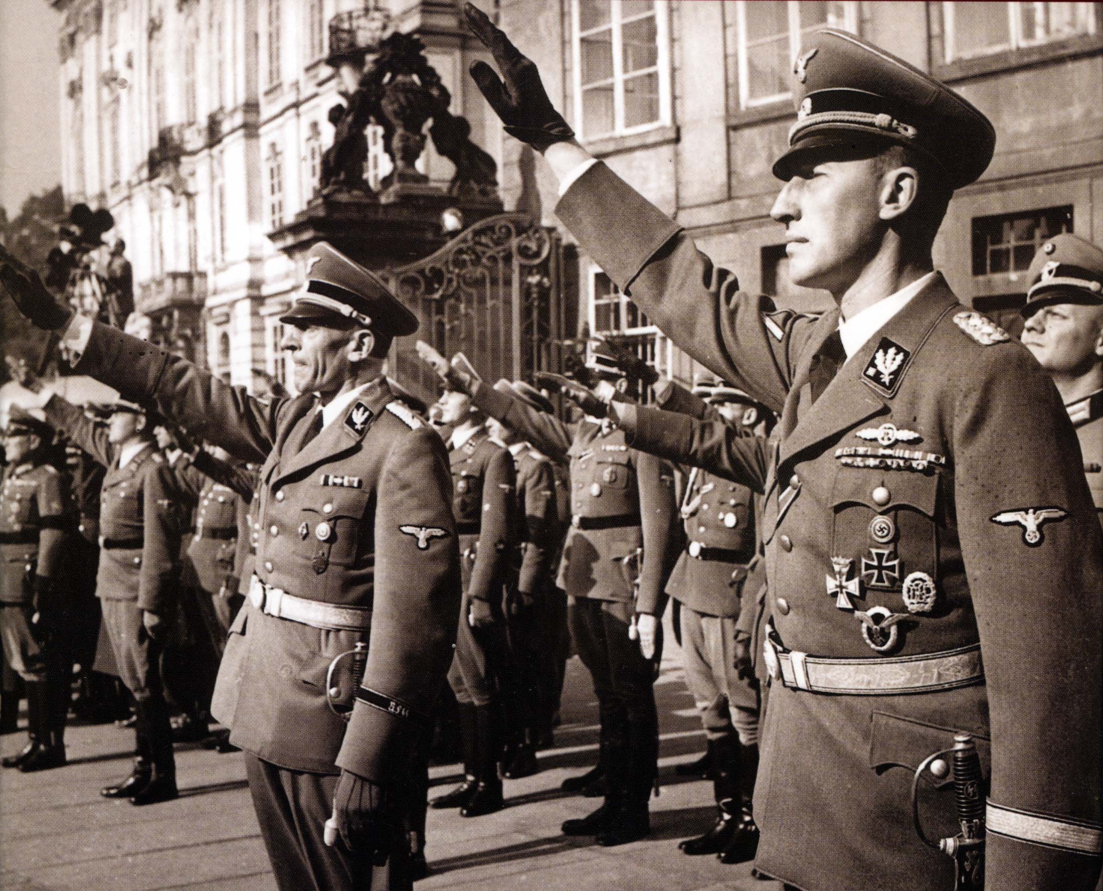 Frank a Heydrich zdraví vztyčení praporu SS na prvním nádvoří Pražského hradu (podzim 1941)