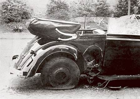 Heydrichovo auto po zásahu granátem