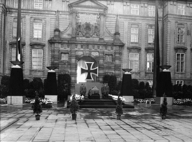 Heydrichova rakev vystavená na Pražském hradě (7.6.1942)