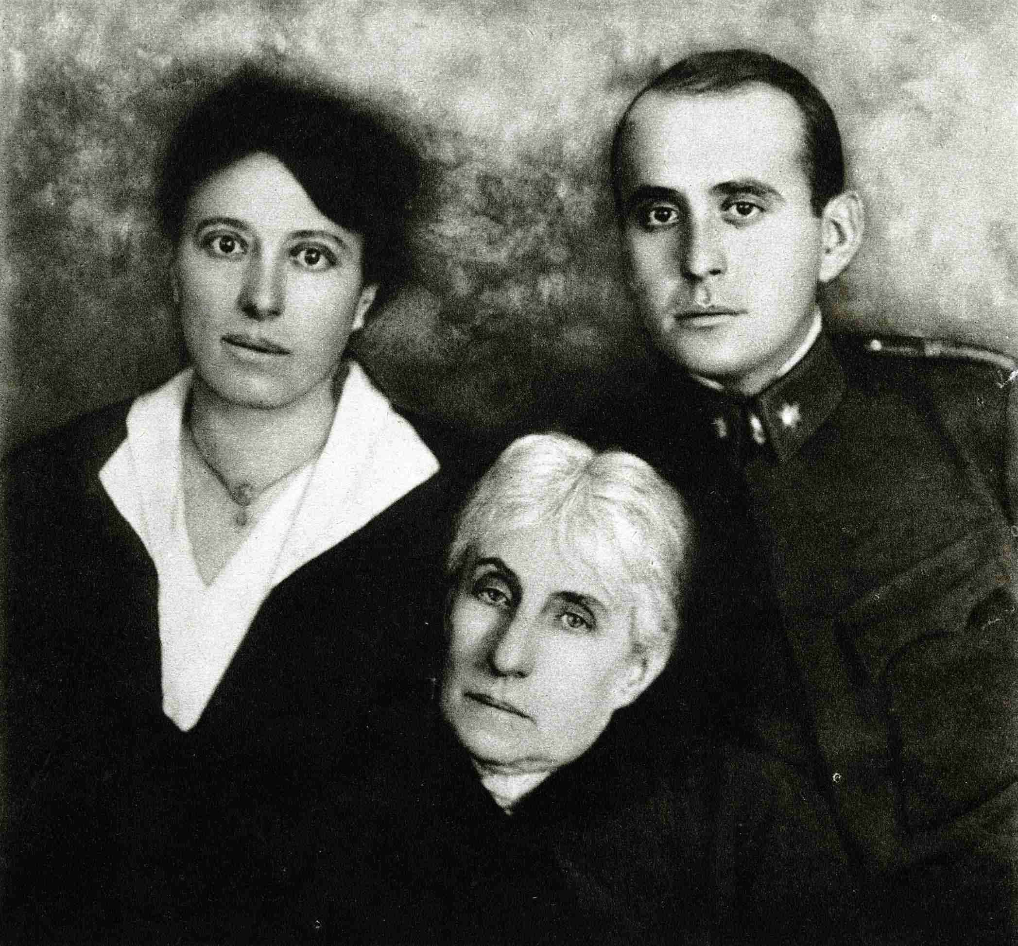 Jan Masaryk se svou matkou Charlottou a sestrou Alicí.