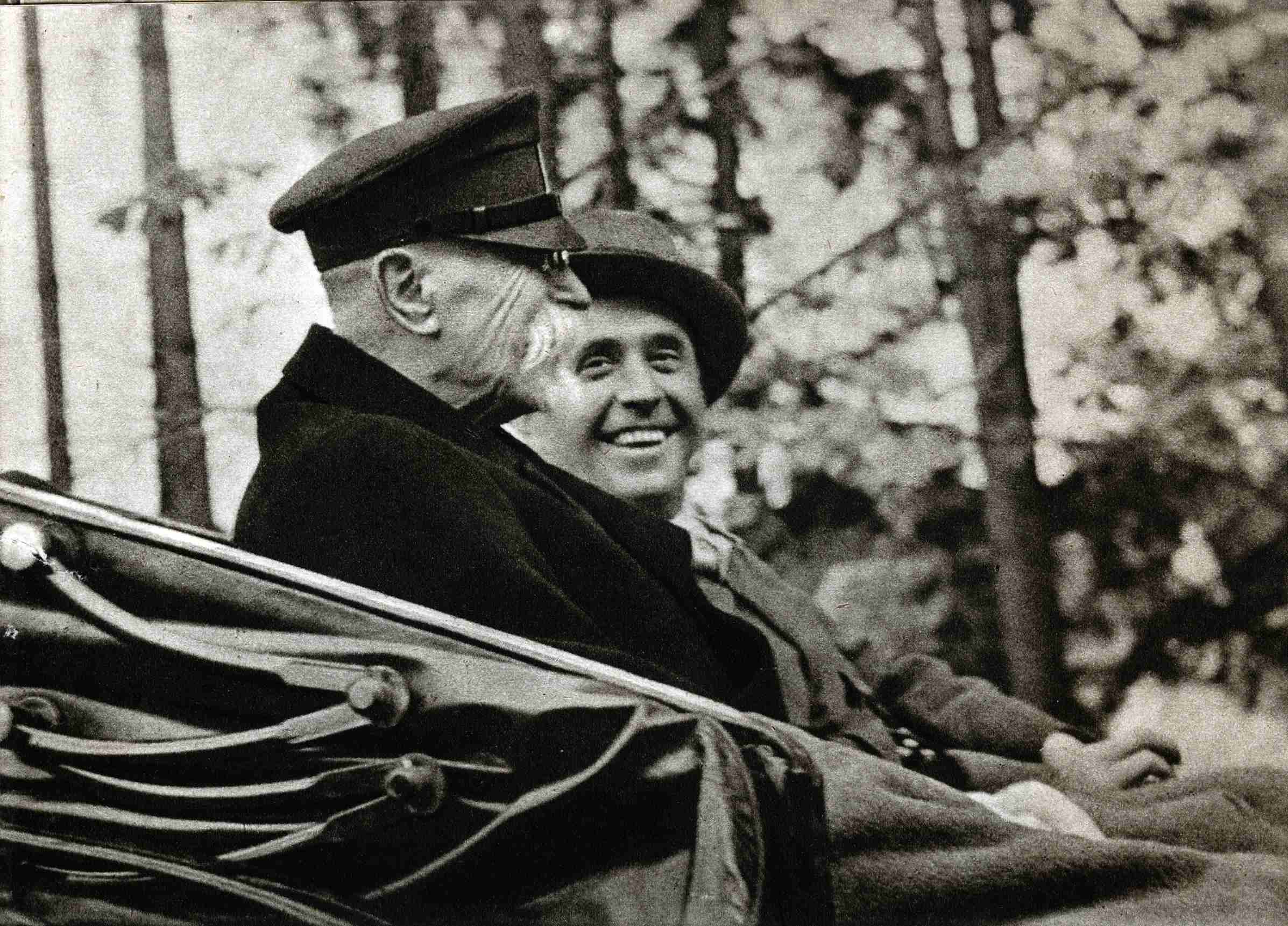 Jan Masaryk se svým otcem na projížďce oborou v Lánech.