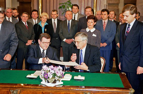 podpis-dohody-o-rozdeleni-csfr-26.8.1992.jpg