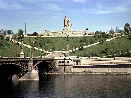 stalinuv-pomnik-na-letne.jpg