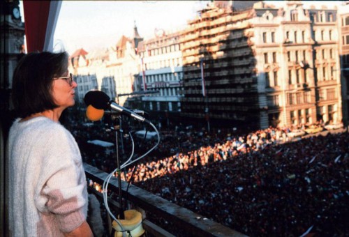 marta-kubisova-na-balkonu-melantrichu-v-prosinci-1989.jpg