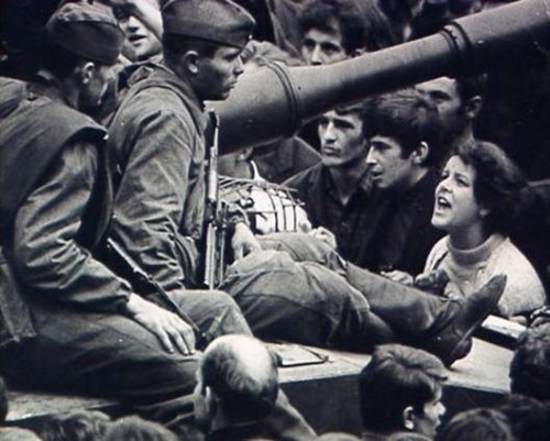 sovetsti-vojaci-na-tancich-1968.jpg