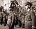 Frank a Heydrich zdraví vztyčení praporu SS na prvním nádvoří Pražského hradu (podzim 1941)